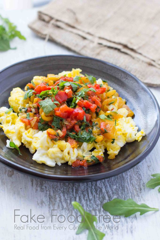 Roasted Pepper and Arugula Scrambled Eggs | Fake Food Free