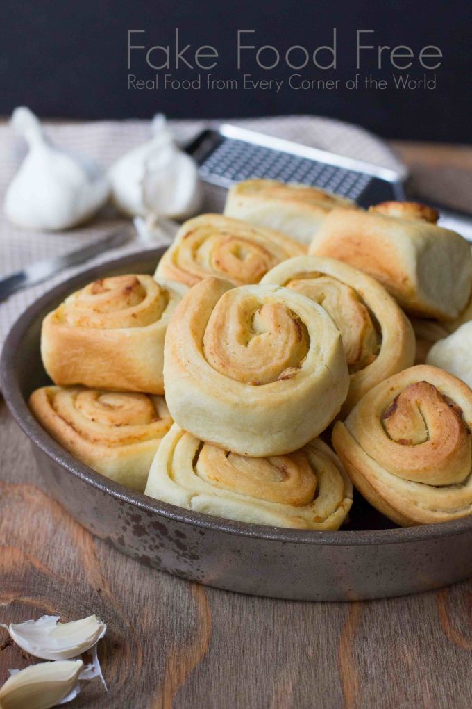 Roasted Garlic Dinner Rolls | Fake Food Free #bread #homemade #recipe