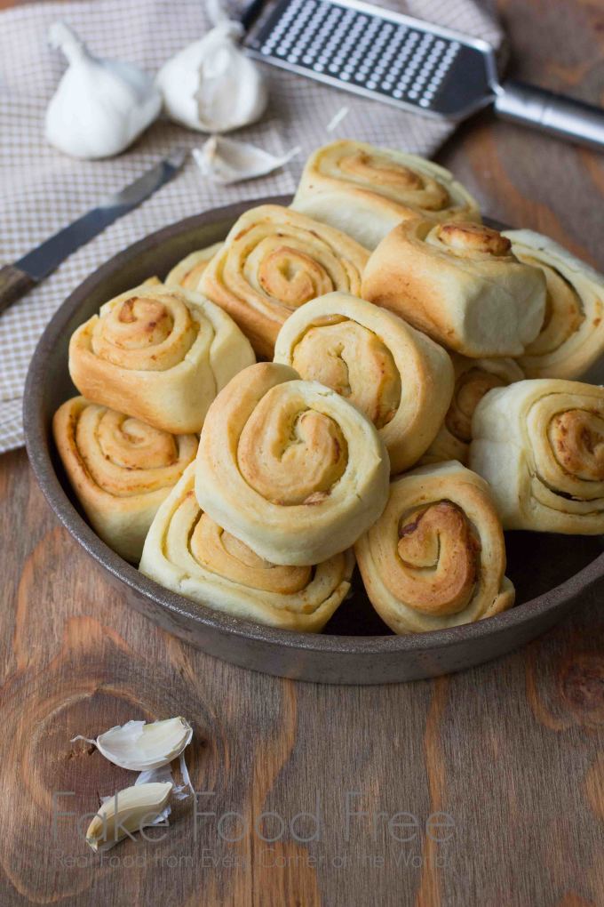 Roasted Garlic Dinner Rolls | Fake Food Free #bread #homemade #recipe