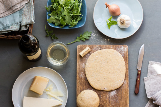 Grilled Pizza with Scallops, Shallots and Arugula paired with Cultivar Rutherford Sauvignon Blanc | Fake Food Free