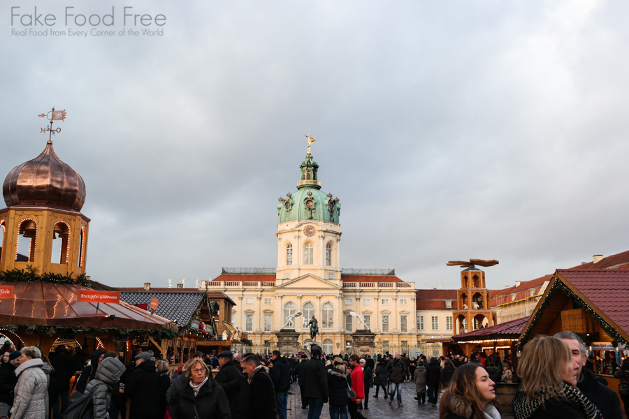 Weihnachtsmarkt vor dem Schloss Charlottenburg | What to Eat and Drink at Berlin Christmas Markets | Fake Food Free Travels