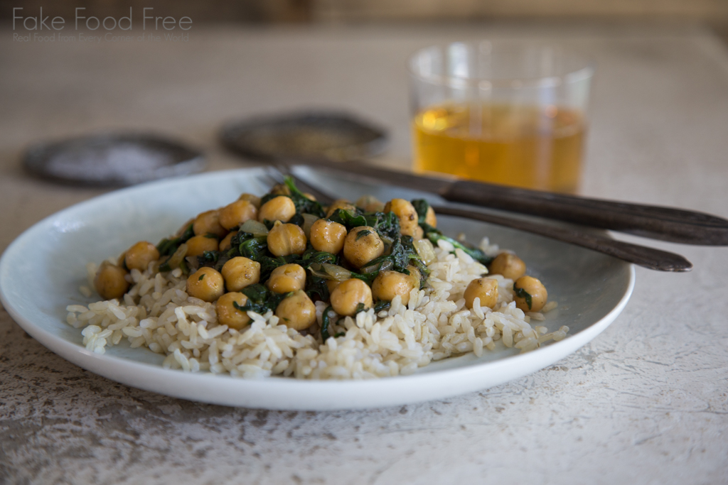 A quick vegan recipe with spinach and chickpeas in curry coconut milk. 