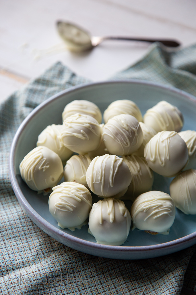 Pumpkin White Chocolate Peanut Butter Balls Recipe | FakeFoodFree.com #candyrecipes #homemadecandy #holidays #holidayrecipes #peanutbutter #pumpkin #pumpkinspice