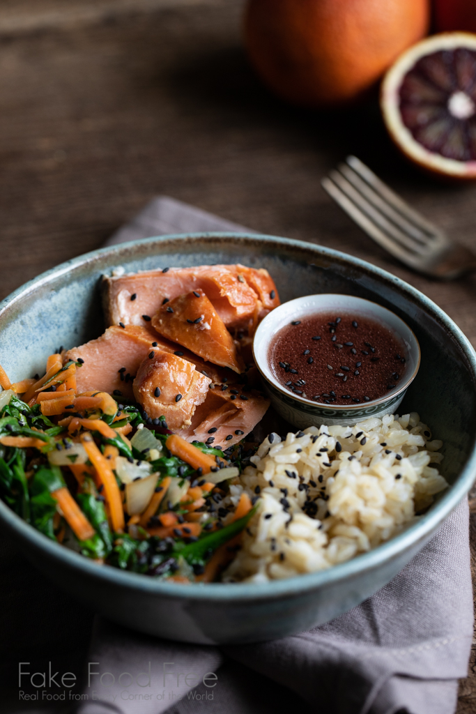 Hot smoked salmon bowls recipe | FakeFoodFree.com #healthyrecipes #healthyeating #smokedsalmon #simplemeals #smokedsalmonrecipes #bloodoranges #bloodorangerecipes