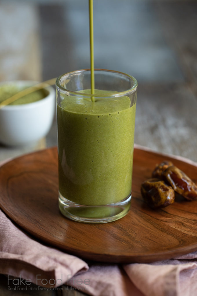 Smoothie recipe for a Banana Date Matcha Shake! #smoothierecipes #shakerecipes #dates #healthyliving #matcharecipes