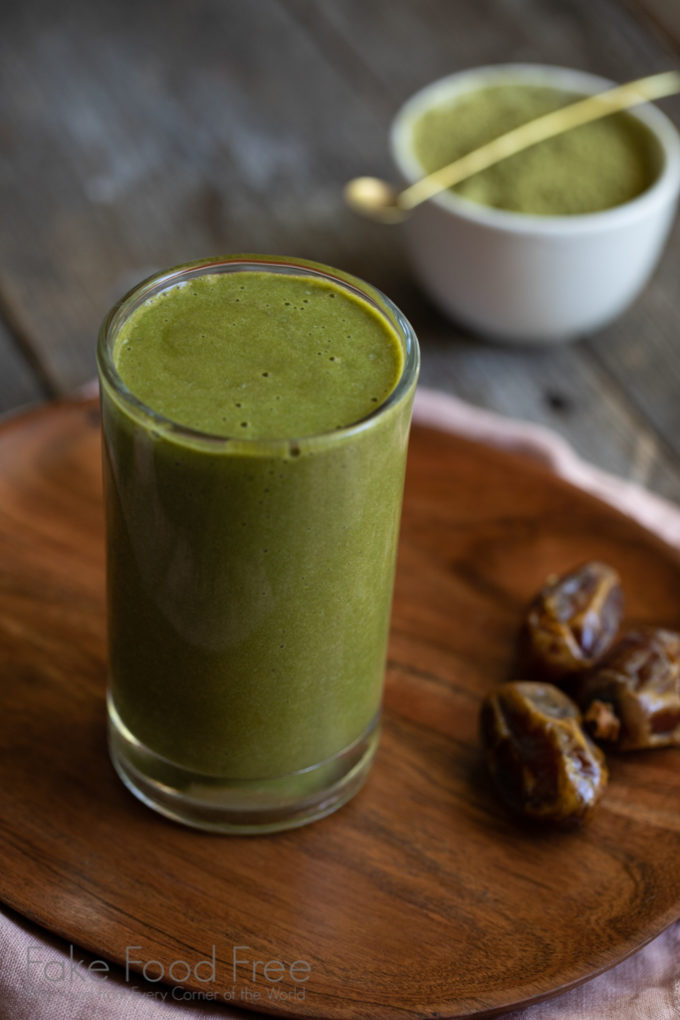 Banana Date Matcha Shake Recipe | FakeFoodFree.com #smoothierecipes #shakerecipes #breakfast #healthyliving #dates #matcharecipes #matchasmoothie